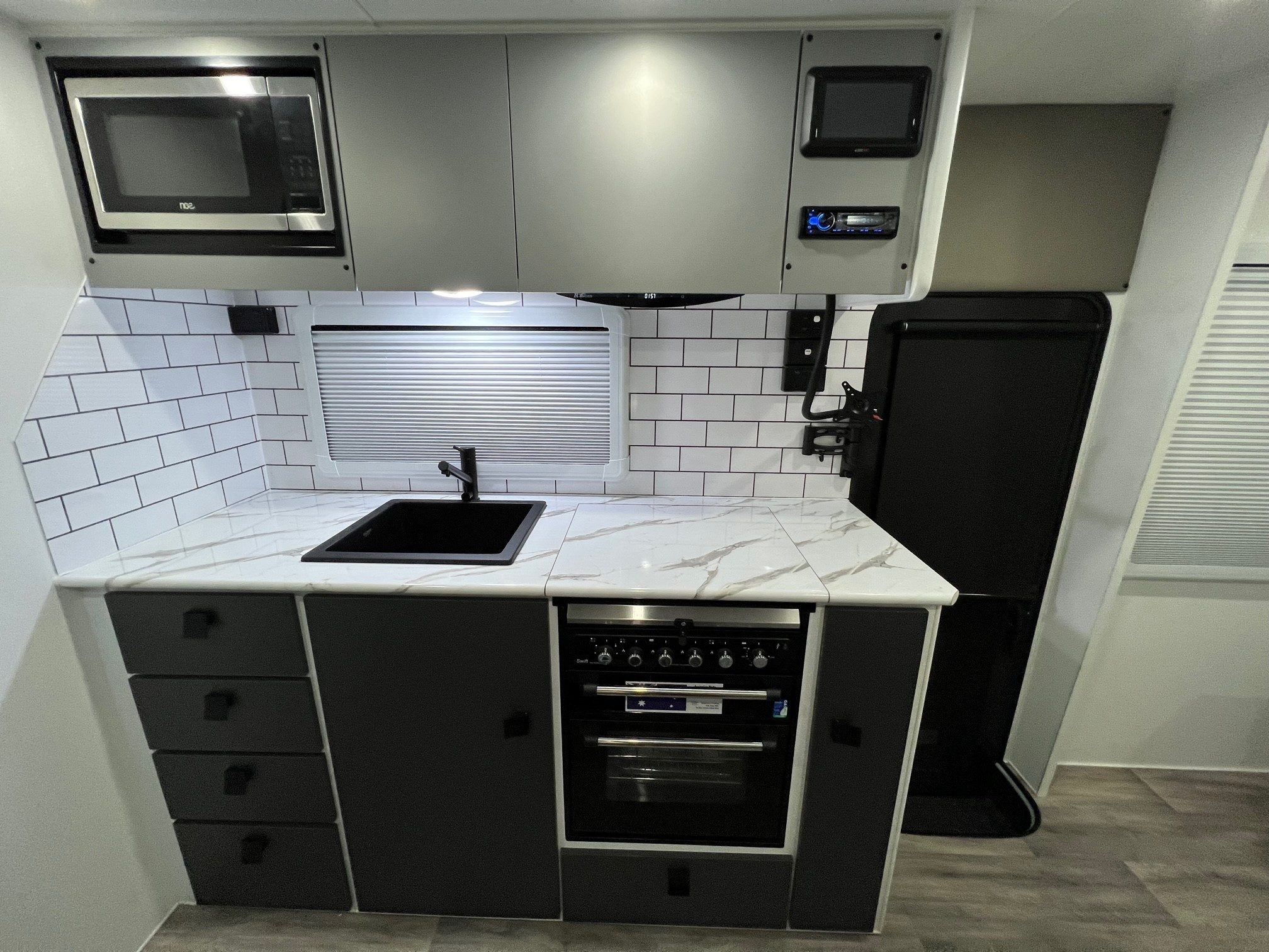 2022 New Design Family Trekker 21ft6 Triple Bunk Offroad With East / West Bed