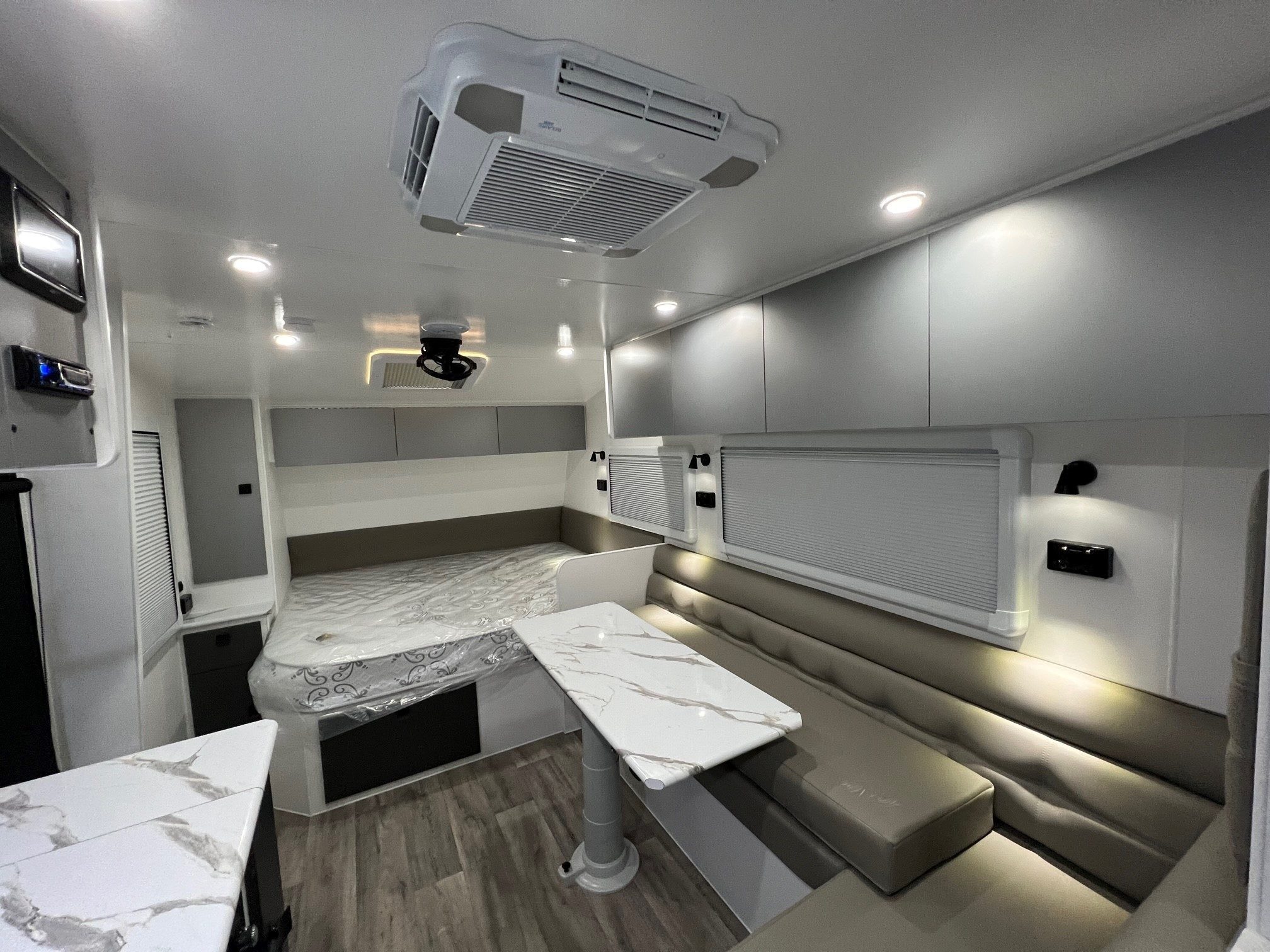 2022 New Design Family Trekker 21ft6 Triple Bunk Offroad With East / West Bed