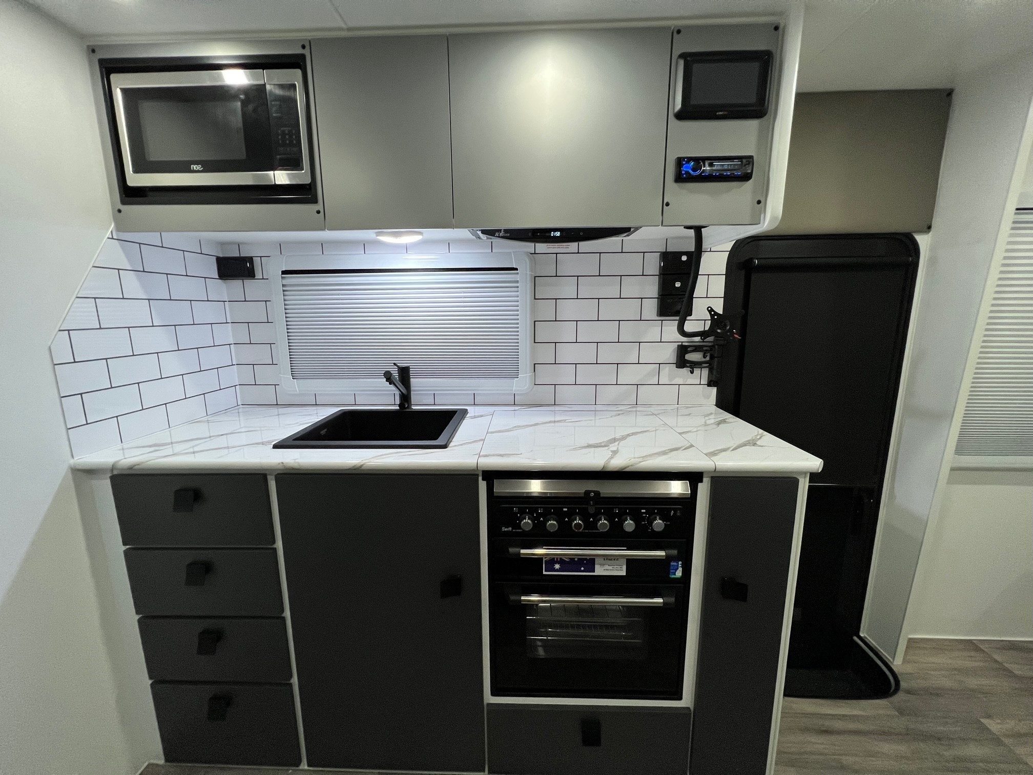 2022 New Design Family Trekker 21ft6 Triple Bunk Offroad With East / West Bed