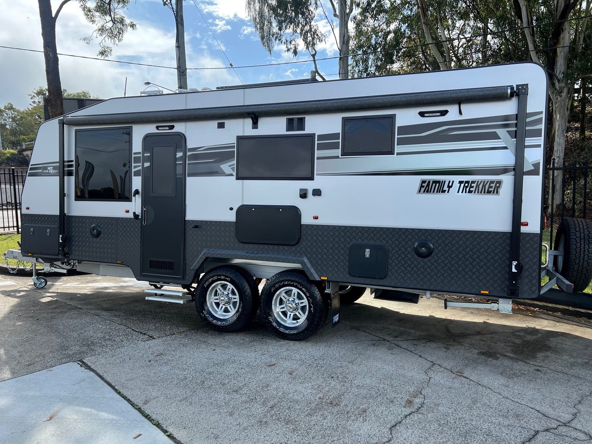 2022 New Design Family Trekker 21ft6 Triple Bunk Offroad With East / West Bed