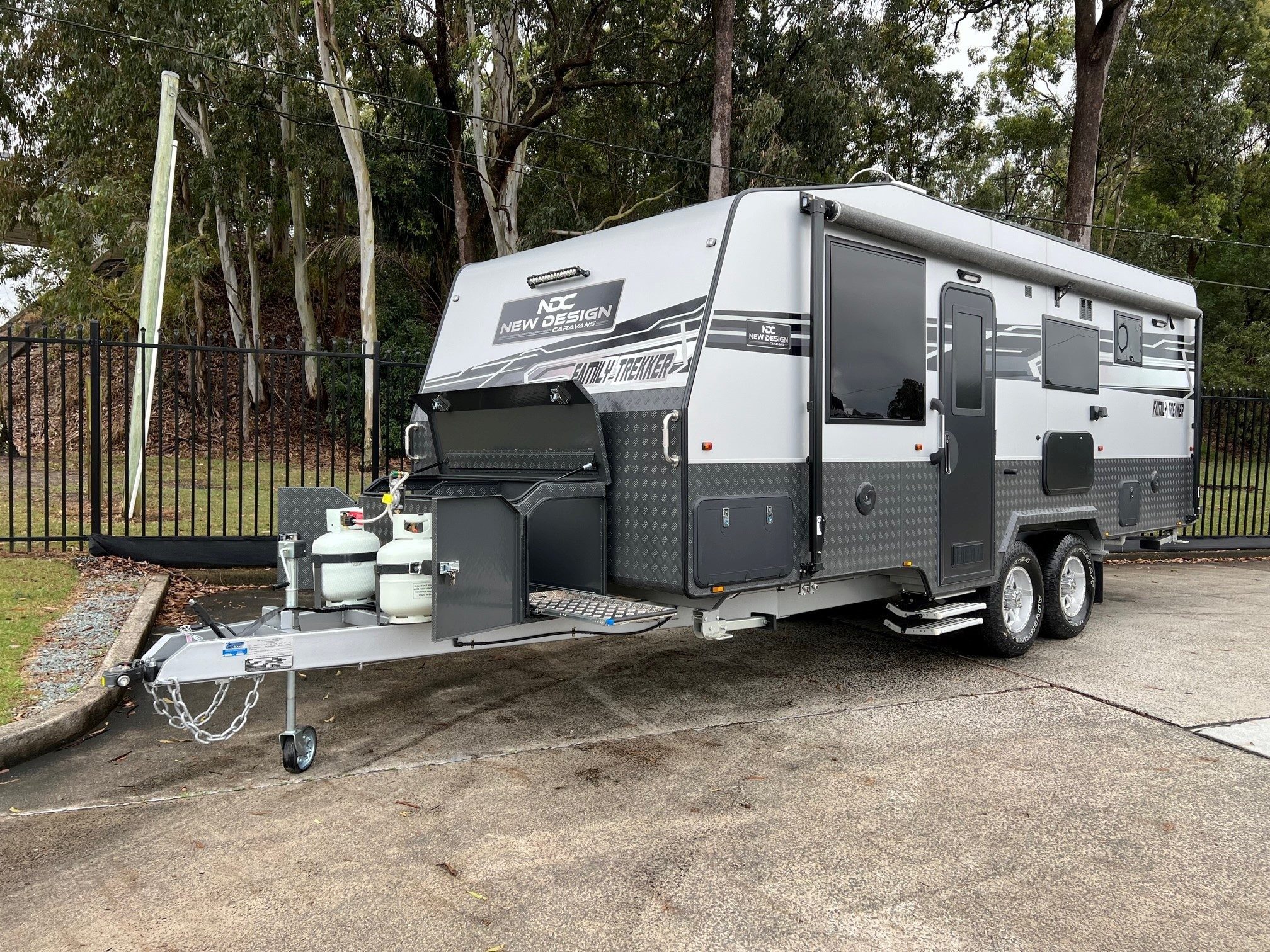 2022 New Design Family Trekker 21ft6 Triple Bunk Offroad With East / West Bed