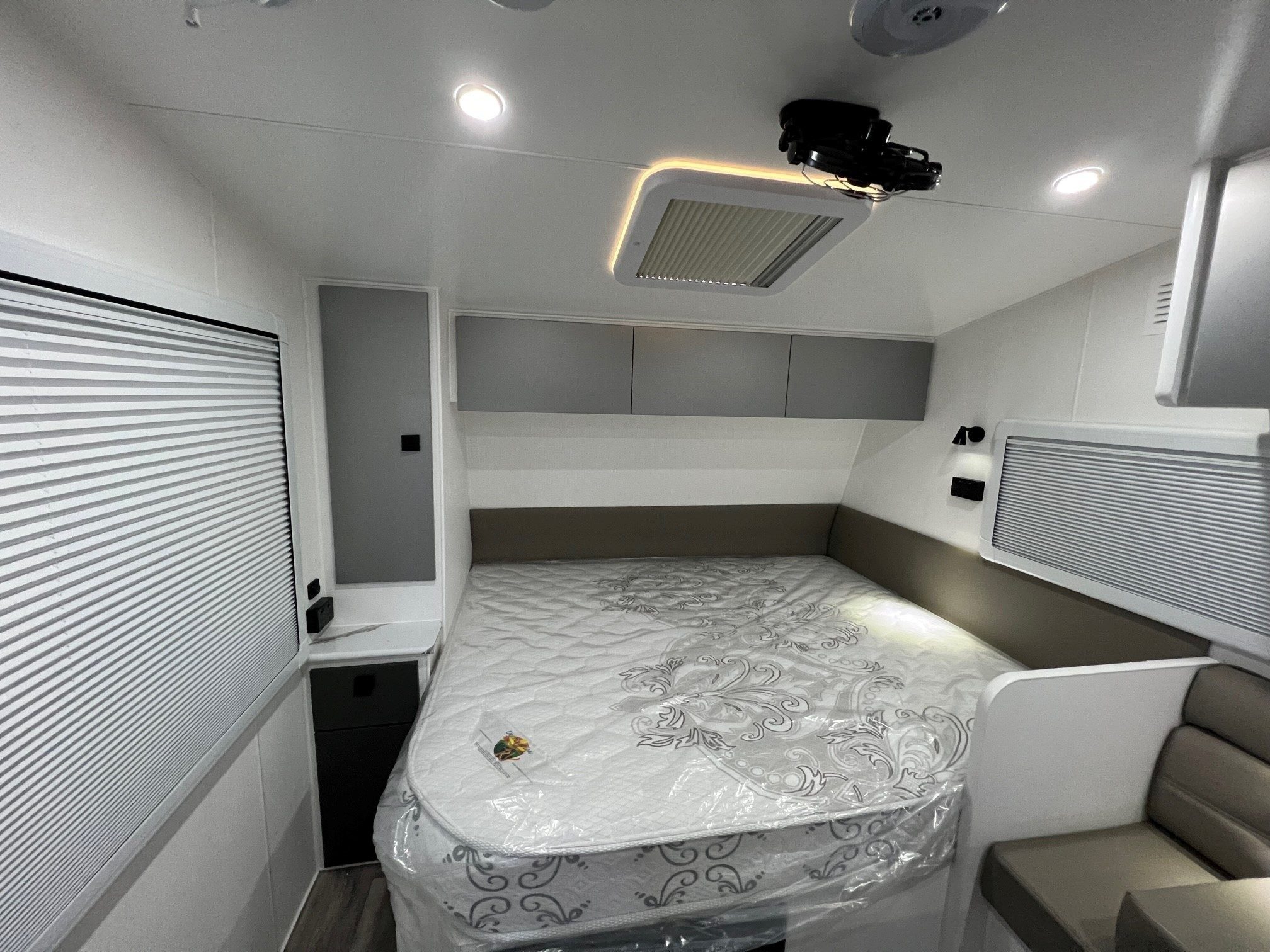 2022 New Design Family Trekker 21ft6 Triple Bunk Offroad With East / West Bed