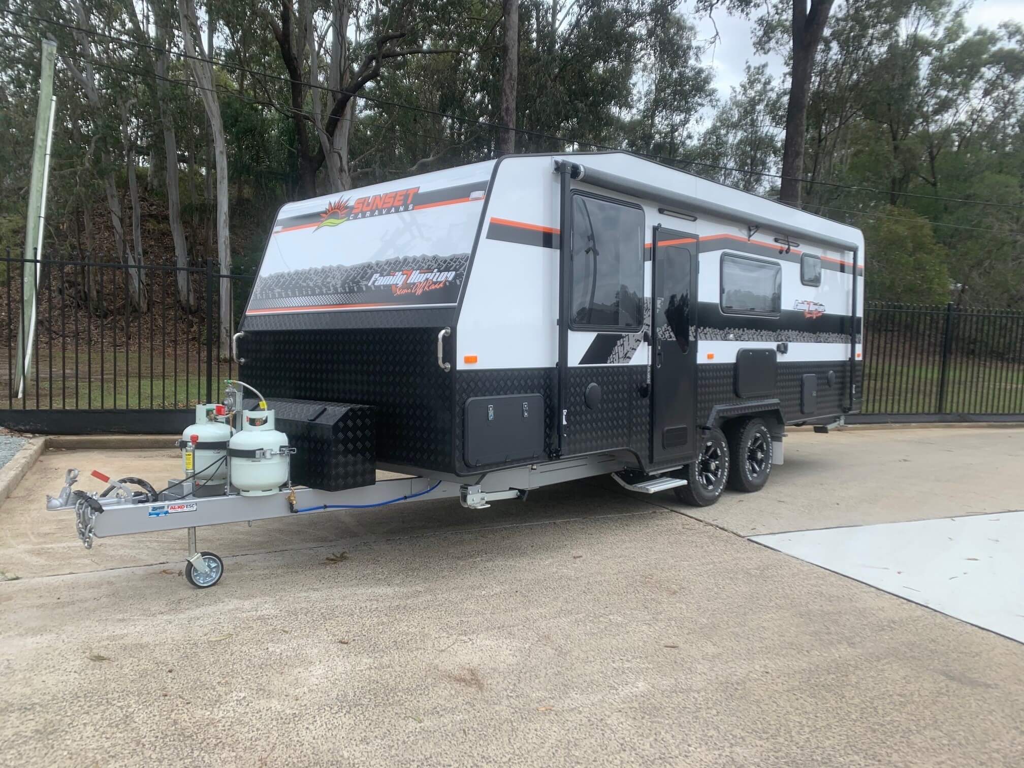 Sunset Semi OffRoad Family Horizon Triple Bunk Van