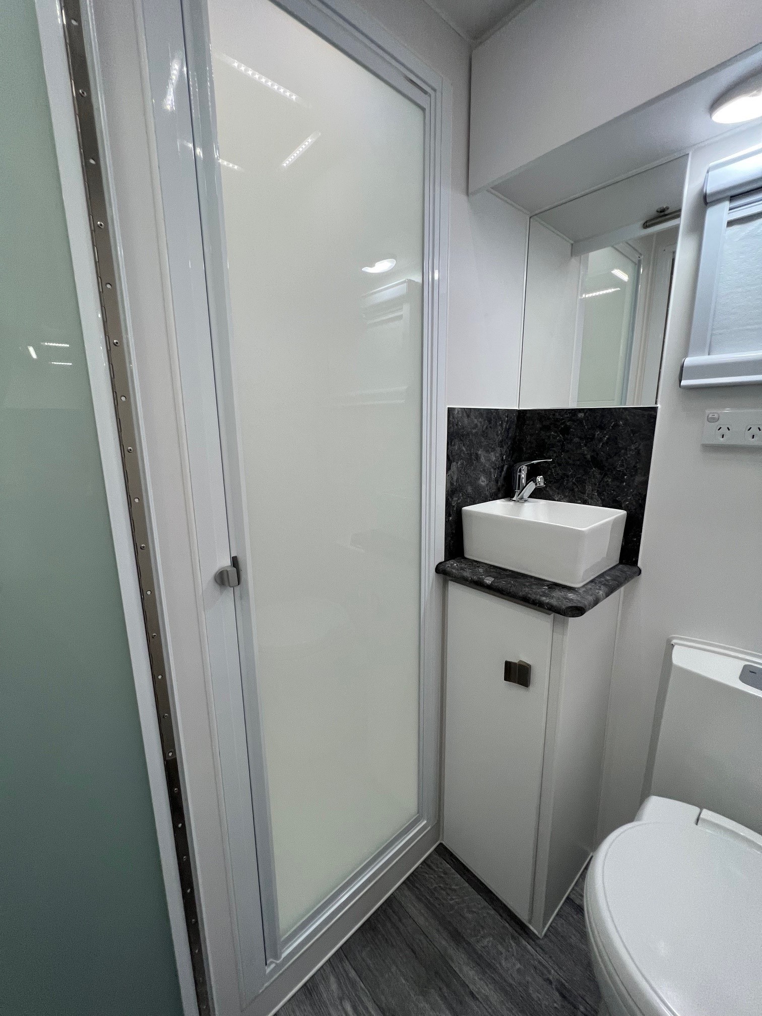 21ft6 Sunset Off-Road Family Horizon Double Bunk Van With 400amp Lithium Batteries