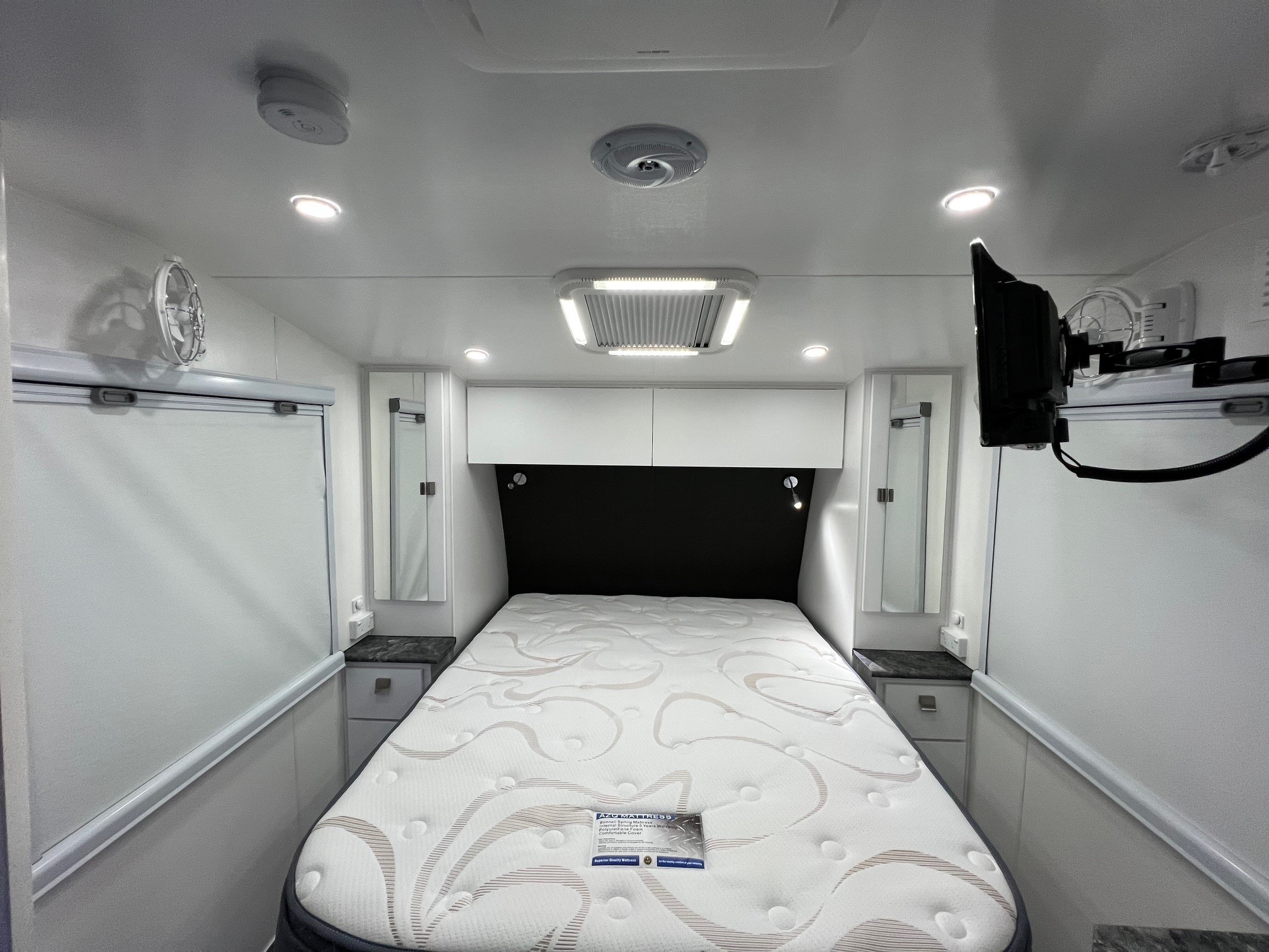 21ft6 Sunset Off-Road Family Horizon Double Bunk Van With 400amp Lithium Batteries