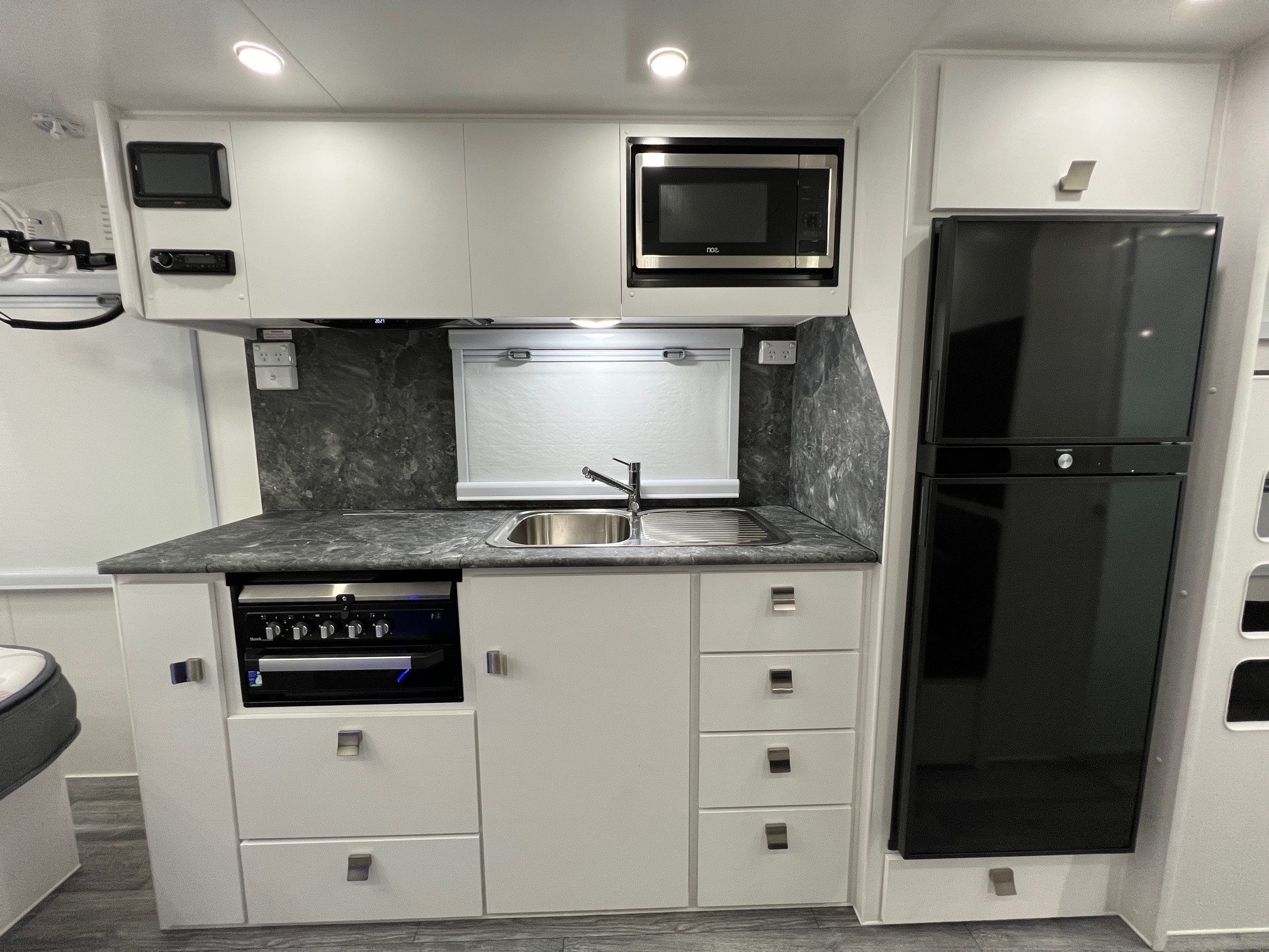 21ft6 Sunset Off-Road Family Horizon Double Bunk Van With 400amp Lithium Batteries