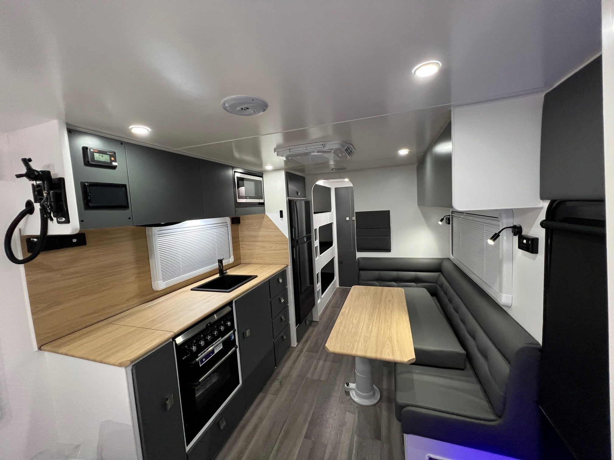 New Design Caravan 21ft6 Triple Bunk Family Trekker Van